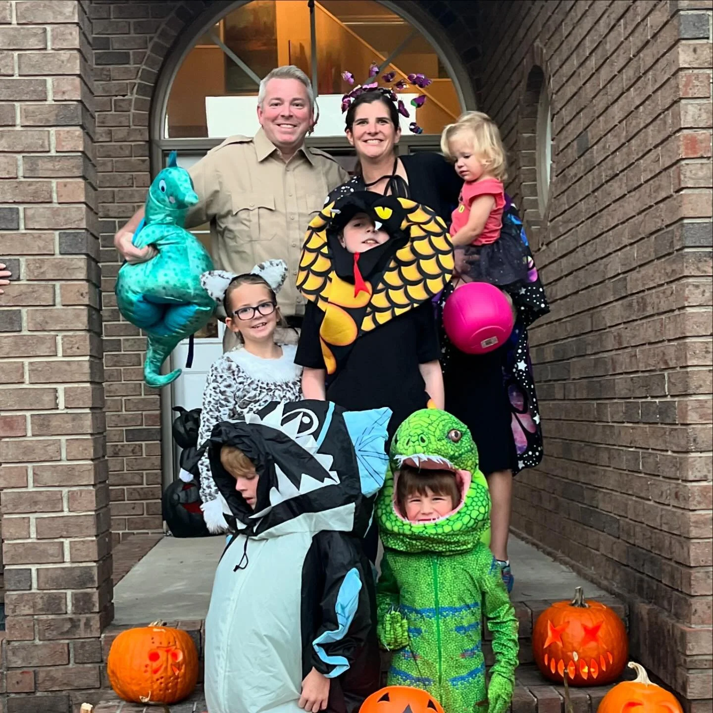 This year we bring you zoo animals: cobra 🐍, snow leopard 🐆, angler fish 🐟, iguana 🦎, sea horse 🌊(that she wouldn&rsquo;t wear 🙄), butterfly 🦋 , and Steve Irwin. Because you know our life is a zoo everyday! 😝 🎃 Happy Halloween!  #happyhallow