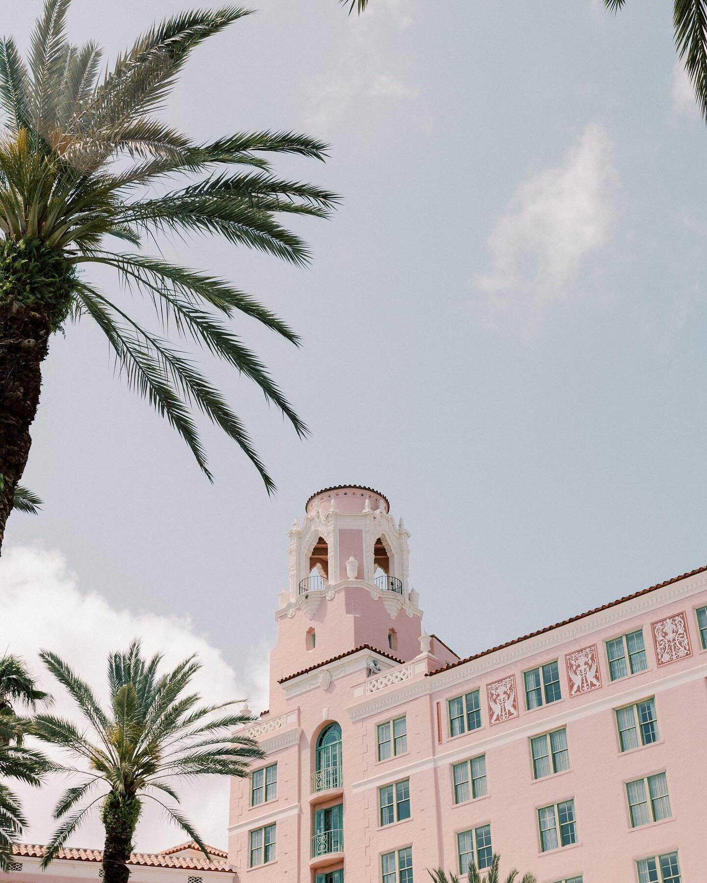 The Vinoy's architecture never fails to amaze me as a photographer.

It's truly timeless and preserved, and every time I walk through its doors to photograph a wedding, it's like stepping back in time.🤍

It's incredible to see how the historical sig