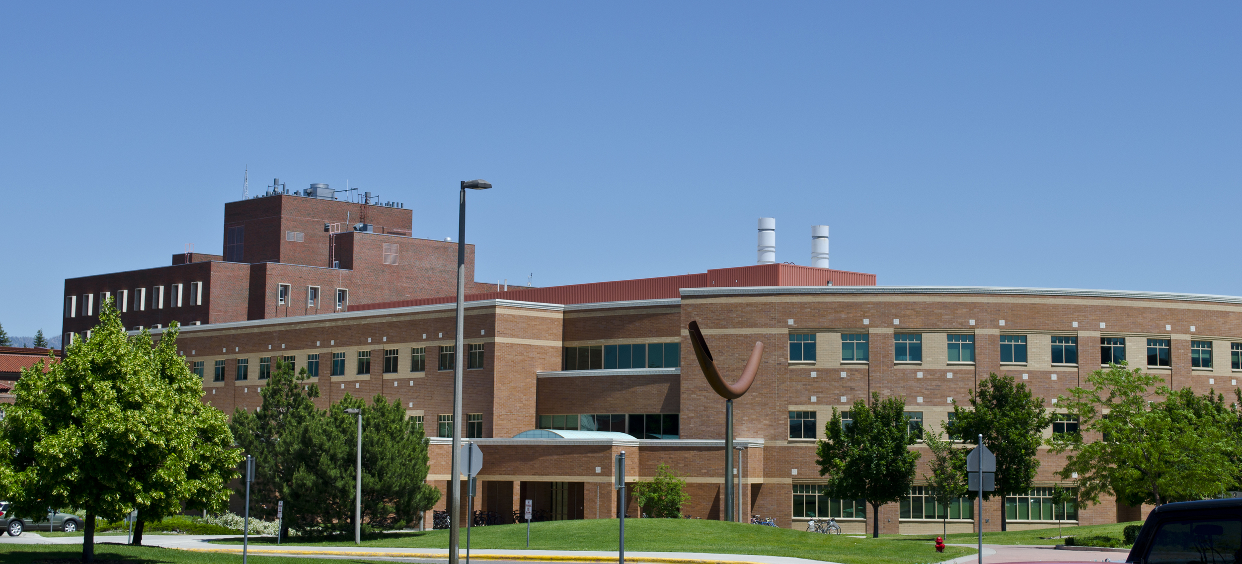 Looking_NE_Engineering_and_Physical_Sciences_Building_-_Montana_State_University_-_2013-07-09.jpg