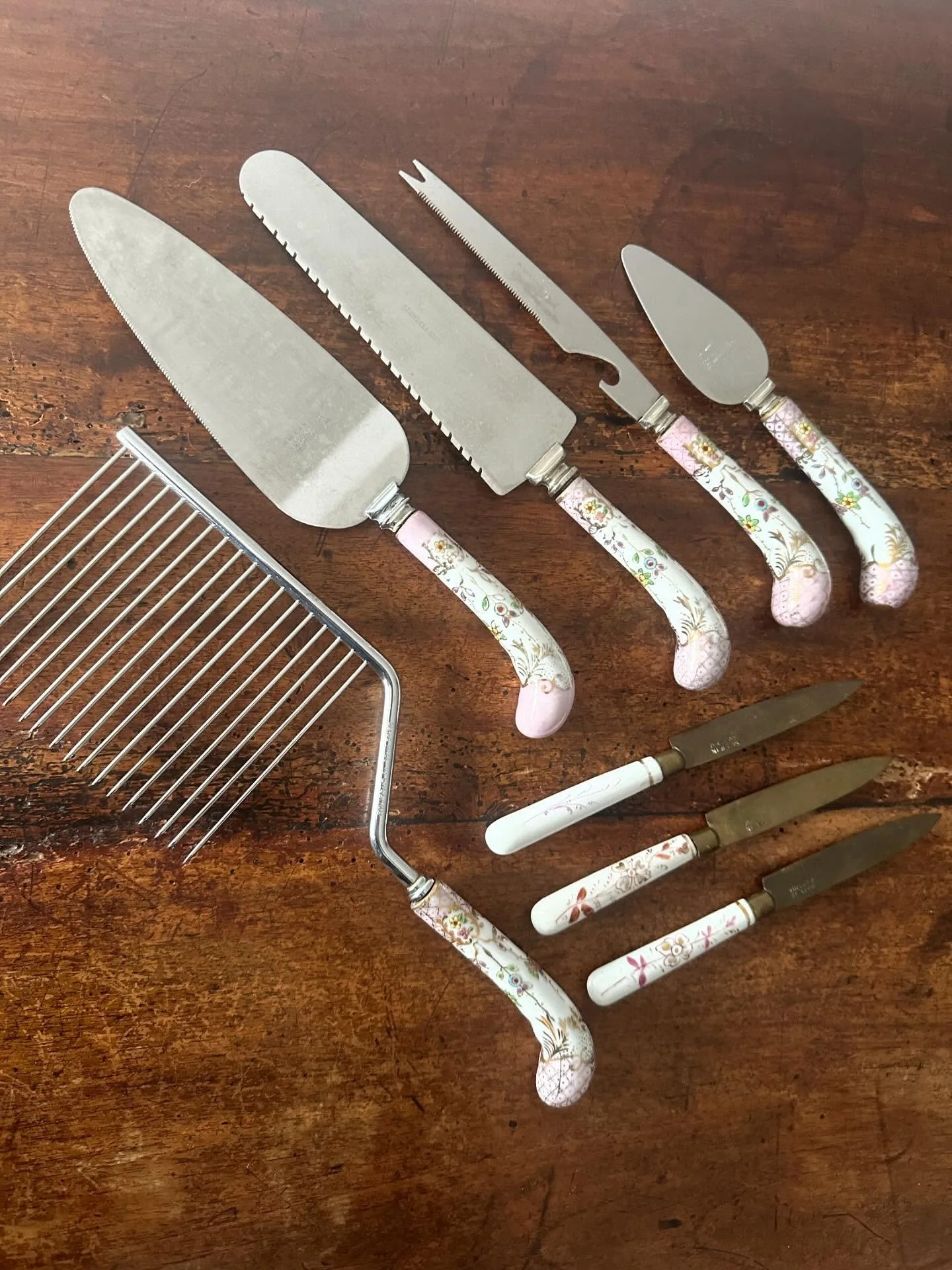 Very pretty little vintage grouping of various porcelain handled serving pieces including cake cutter, lifter and cheese knives etc&hellip; English, with Austrian made components&hellip;eight pieces in total and will be delivered promptly this week&h