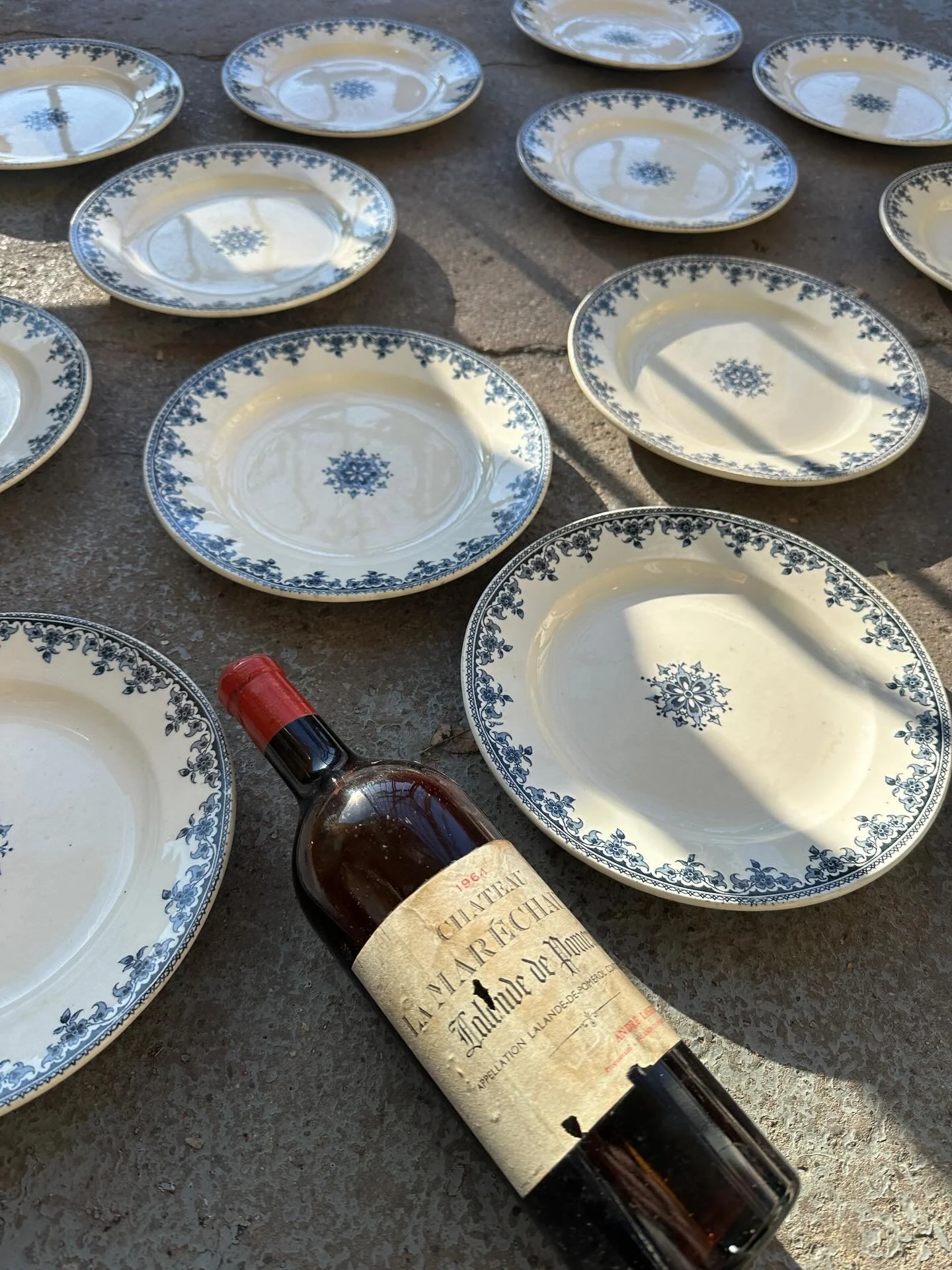 Good morning! A large group of antique transferware French ironstone plates by H. Boulenger &amp; Cie&hellip;fifteen in total, two with minor edge flakes&hellip;9 1/4&rdquo; diameter&hellip;$345 plus hst the lot includes GTA delivery 💙*Sold