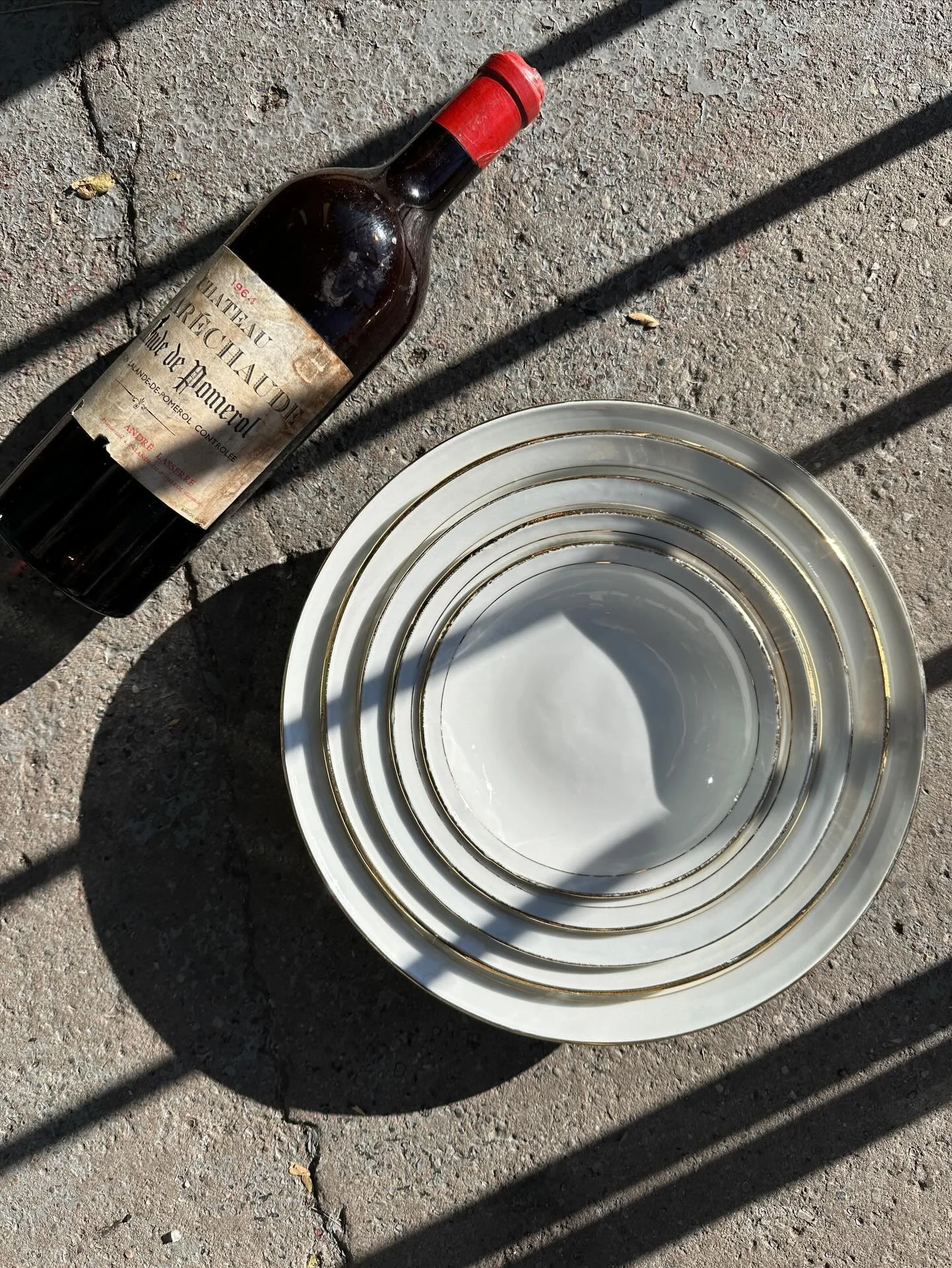 Very stylish set of five graduated, nesting, gold rimmed shallow porcelain bowls.  French, turn of the century, unmarked. Diameters from 5 3/4&rdquo; up to 10 1/4&rdquo;&hellip;$185 plus HST the set includes GTA delivery ❤️