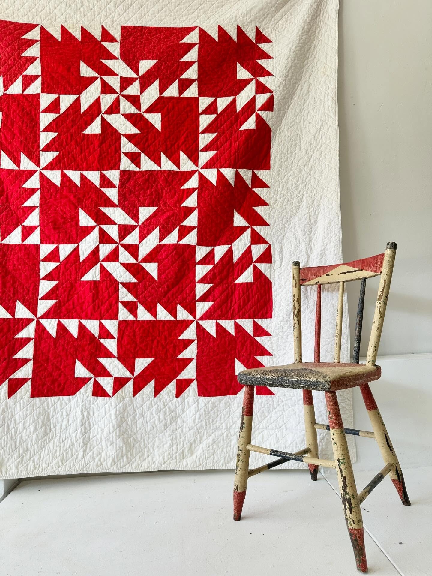 Good morning! Happy Monday everyone.  A good looking antique handstitched cotton quilt out of Waterloo, Ontario to get things started.  Very good condition&hellip;approx 80&rdquo; x 73&rdquo;&hellip;❤️*SOLD