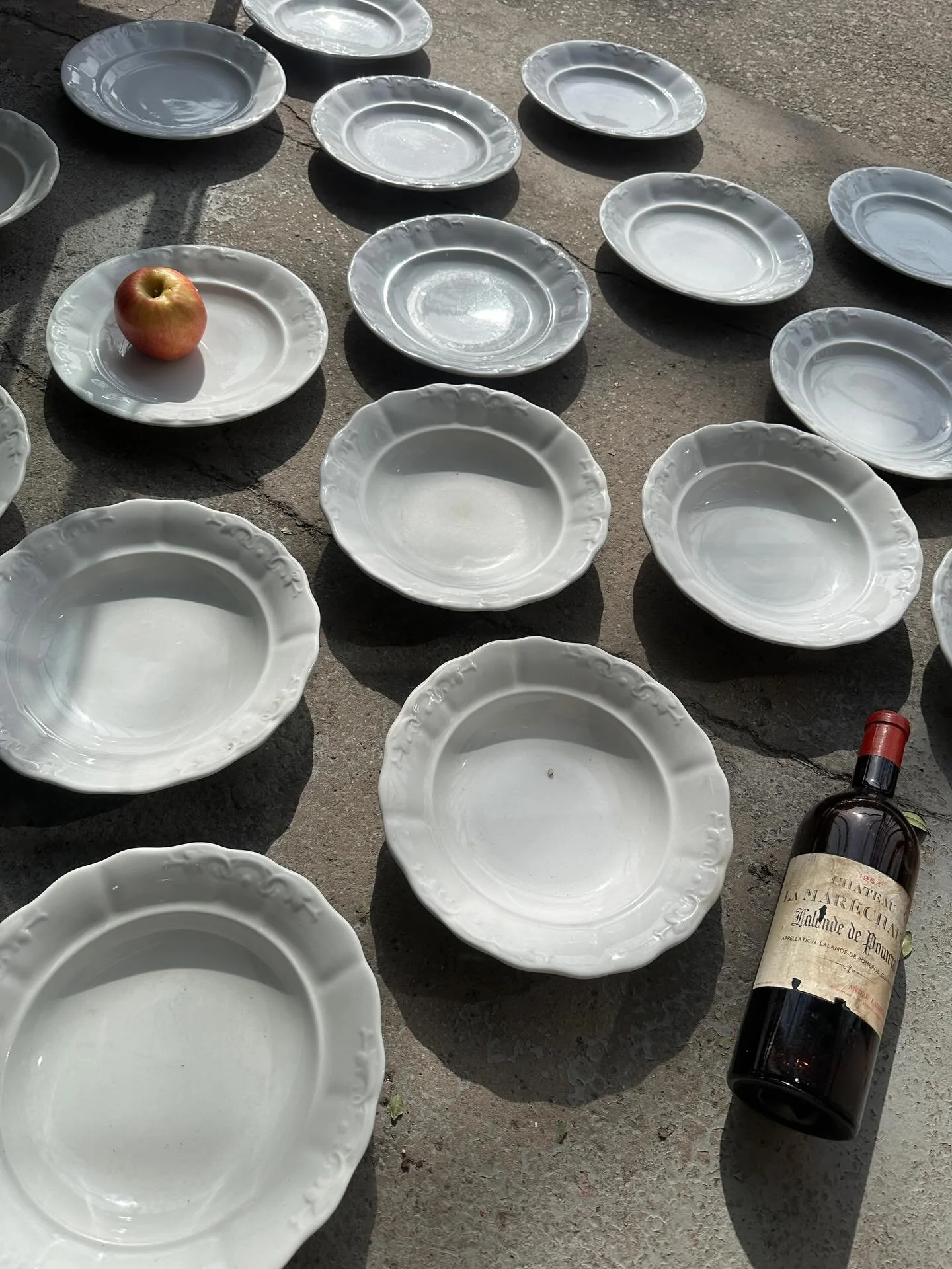 A large and excellent grouping of twenty matching pieces of antique ironstone table ware.  Comprised of ten 9 1/2&rdquo; plates and ten 9 1/4&rdquo; shallow bowls&hellip;$385 plus HST the LOT includes GTA delivery 🤍🤍🤍*pending