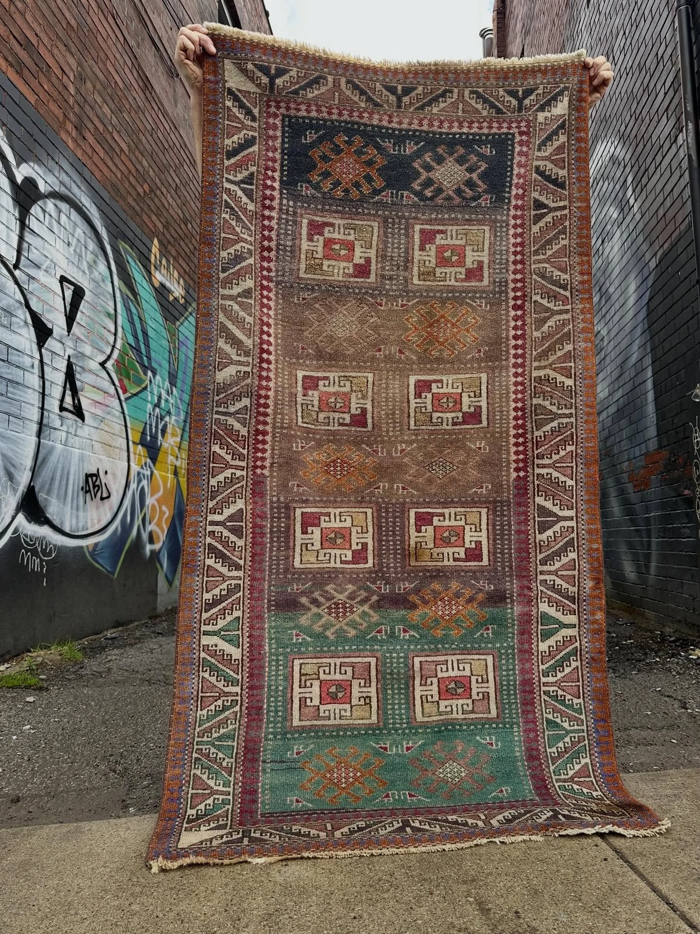 Interesting antique Serapi (?)&hellip;good pictorial details and asymmetric composition&hellip;75&rdquo; x 38&rdquo;&hellip;$350 plus HST includes GTA delivery 🌿*SOLD