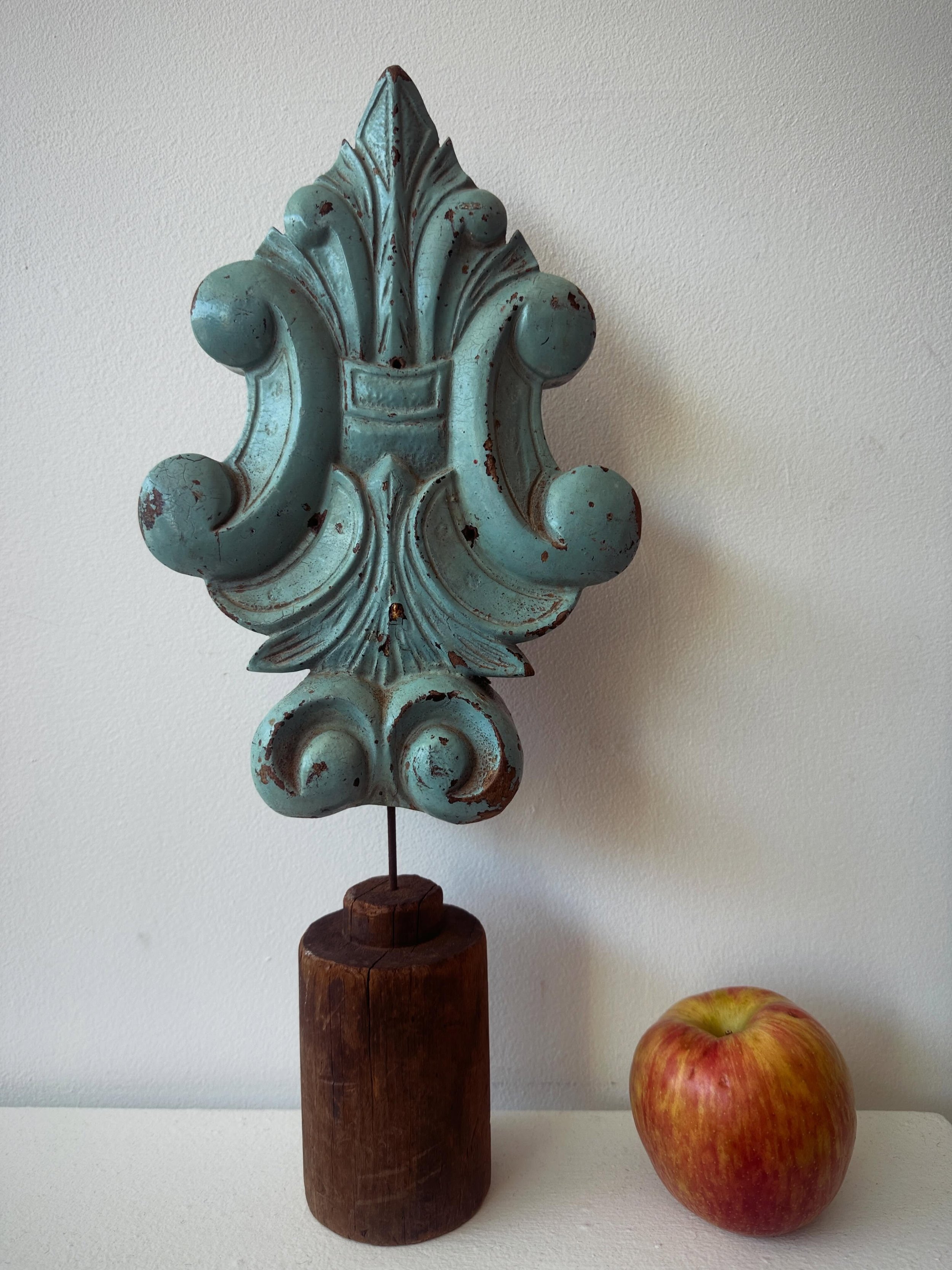 Very pretty painted mahogany antique architectural detail on stand&hellip;18&rdquo; high..💙*SOLD