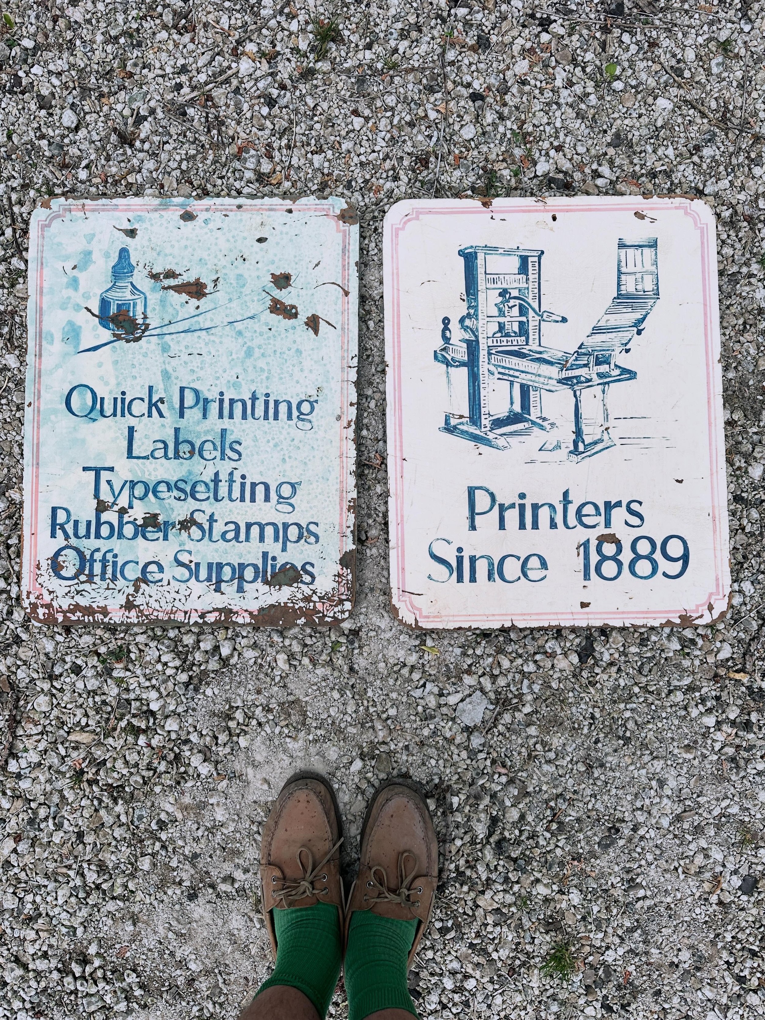 A pair of great old handpainted print shop signs on ply.  I&rsquo;d guess 1950s&hellip;23 1/2&rdquo; x 18 1/2&rdquo;&hellip;$245 plus HST includes GTA delivery ✍️