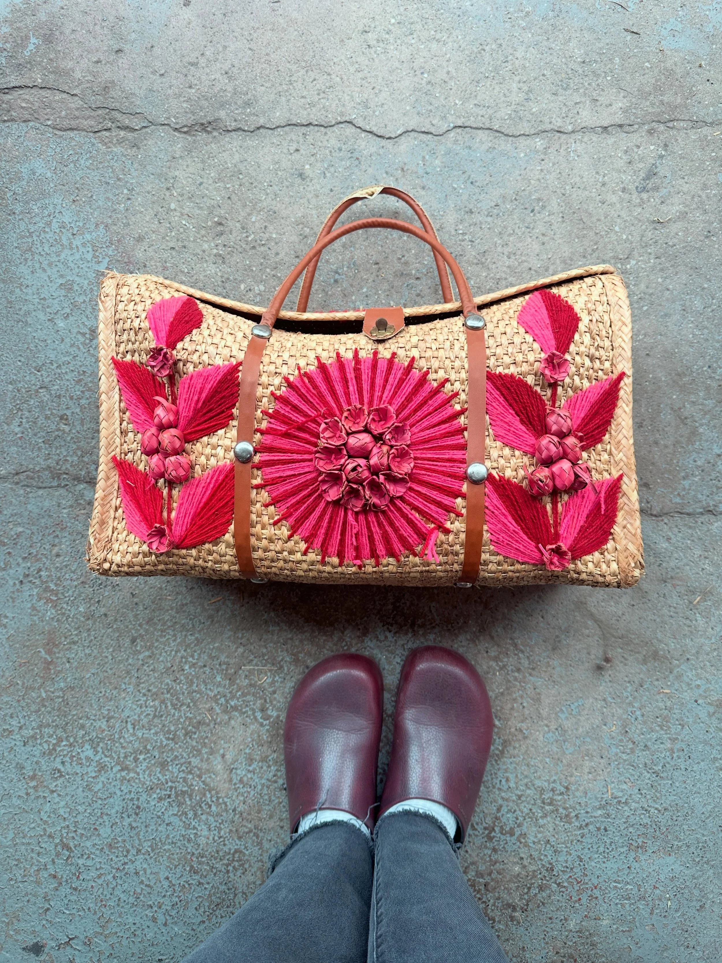 Big 1970s straw and raffia 20&rdquo; beach bag from Acapulco. Leather handle could use a few stitches, shown&hellip; 🌞*SOLD