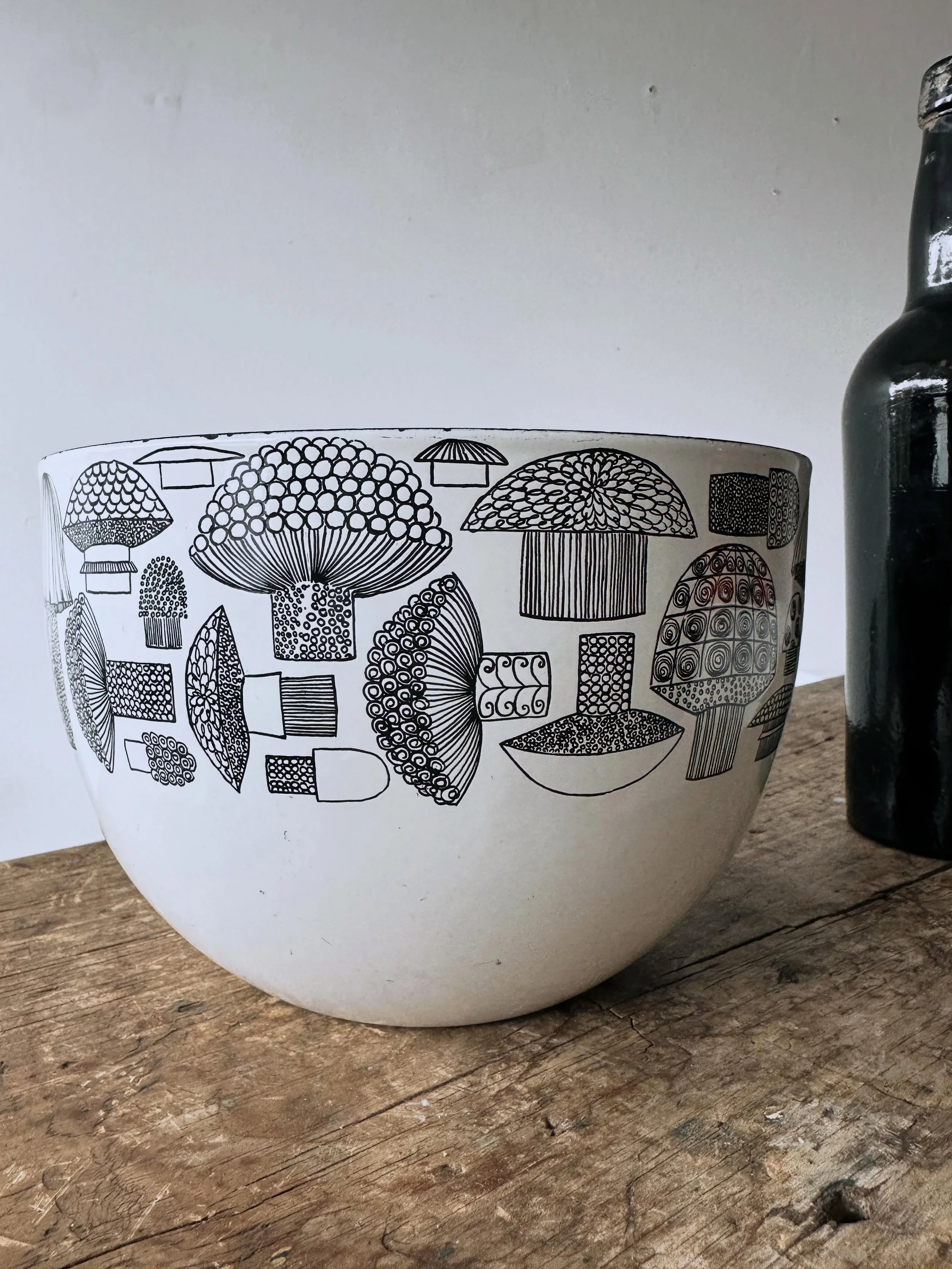 The perfect object that is the 8 1/4&rdquo; enamel mushroom bowl by Kaj Franck for Arabia, Finland&hellip;$165 plus HST includes GTA delivery 🍄&zwj;🟫