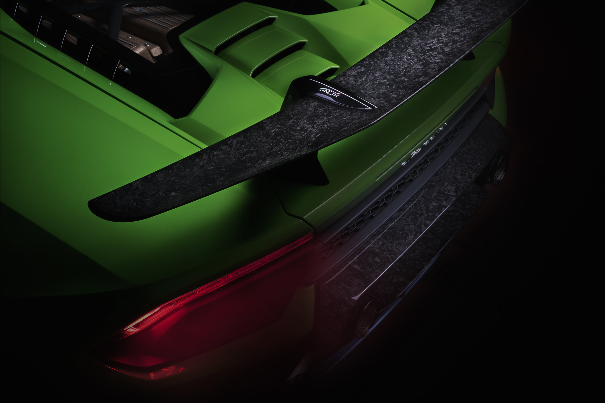 huracan_performante_rearhigh.jpg