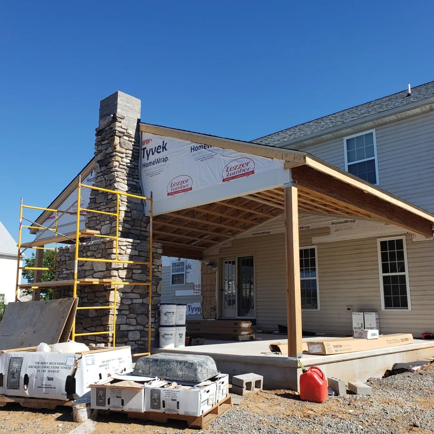 This customer is going to have a great space to extend their outdoor season well beyond Labor Day! 

@green_giant_landscape_inc #kellyhomes #outdoorliving #fireplace