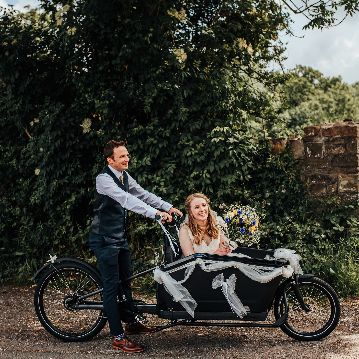 Still the best wedding day transport ever 👌🏼I&rsquo;ve just sent off my final gallery for 2025 🥳 but I&rsquo;m still here to answer any enquiries, so please do get in touch if you&rsquo;re looking for a wedding photographer. Currently booking 2026