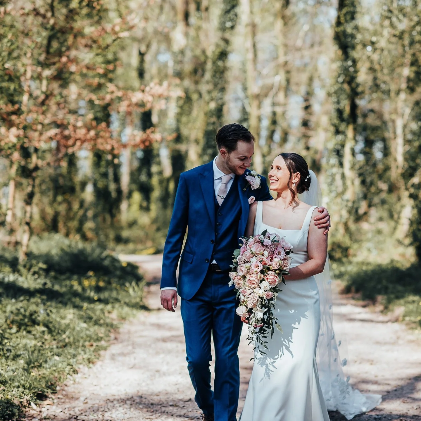 If you want natural photos on your wedding day then look no further! Currently booking 2026 and 2027, so do get in touch to find out more, or head to my website to see more images and the packages I offer. I look forward to hearing from you ☺️