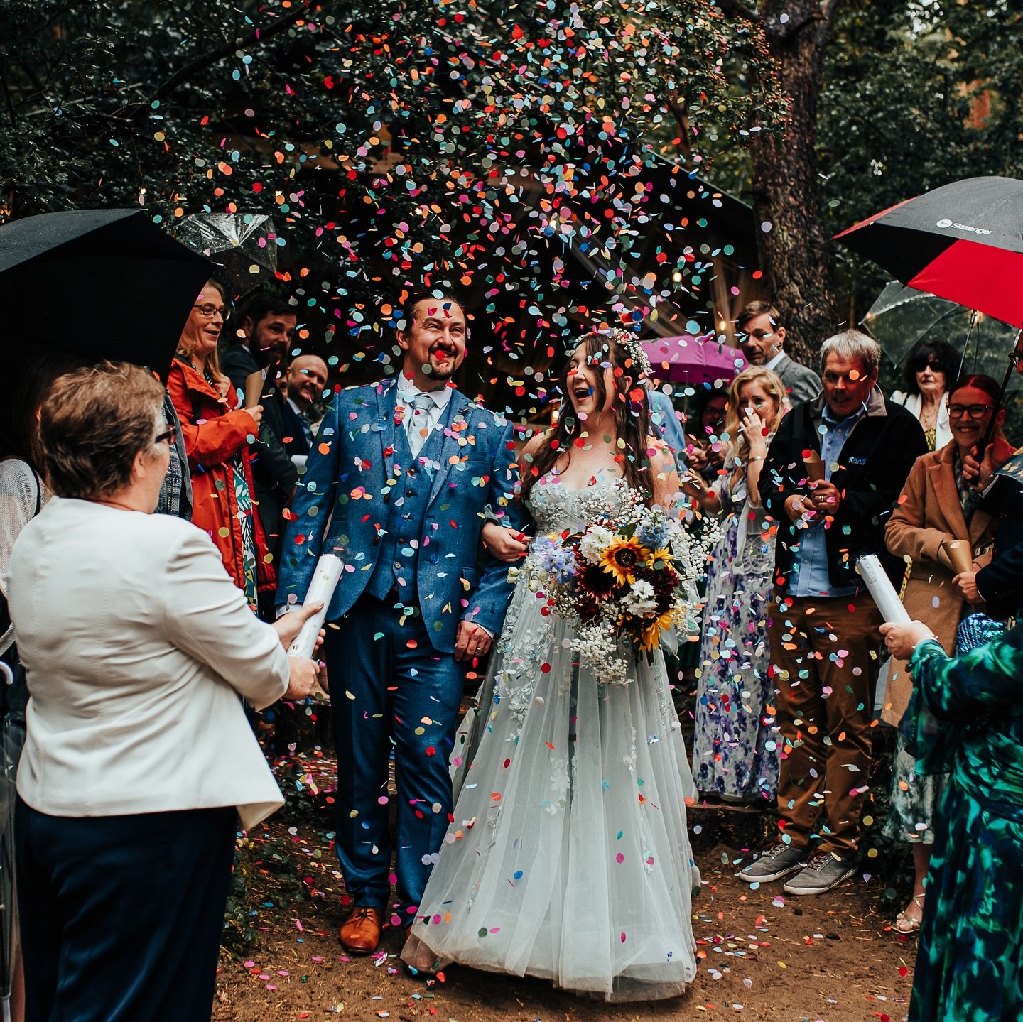 When it comes to confetti I highly recommend planting a couple of confetti canons in amongst the crowd! Swipe to see what happens when you add some during the first dance too ➡️

Day 7 of the advent challenge | Confetti

#adventweddingchallenge #adve