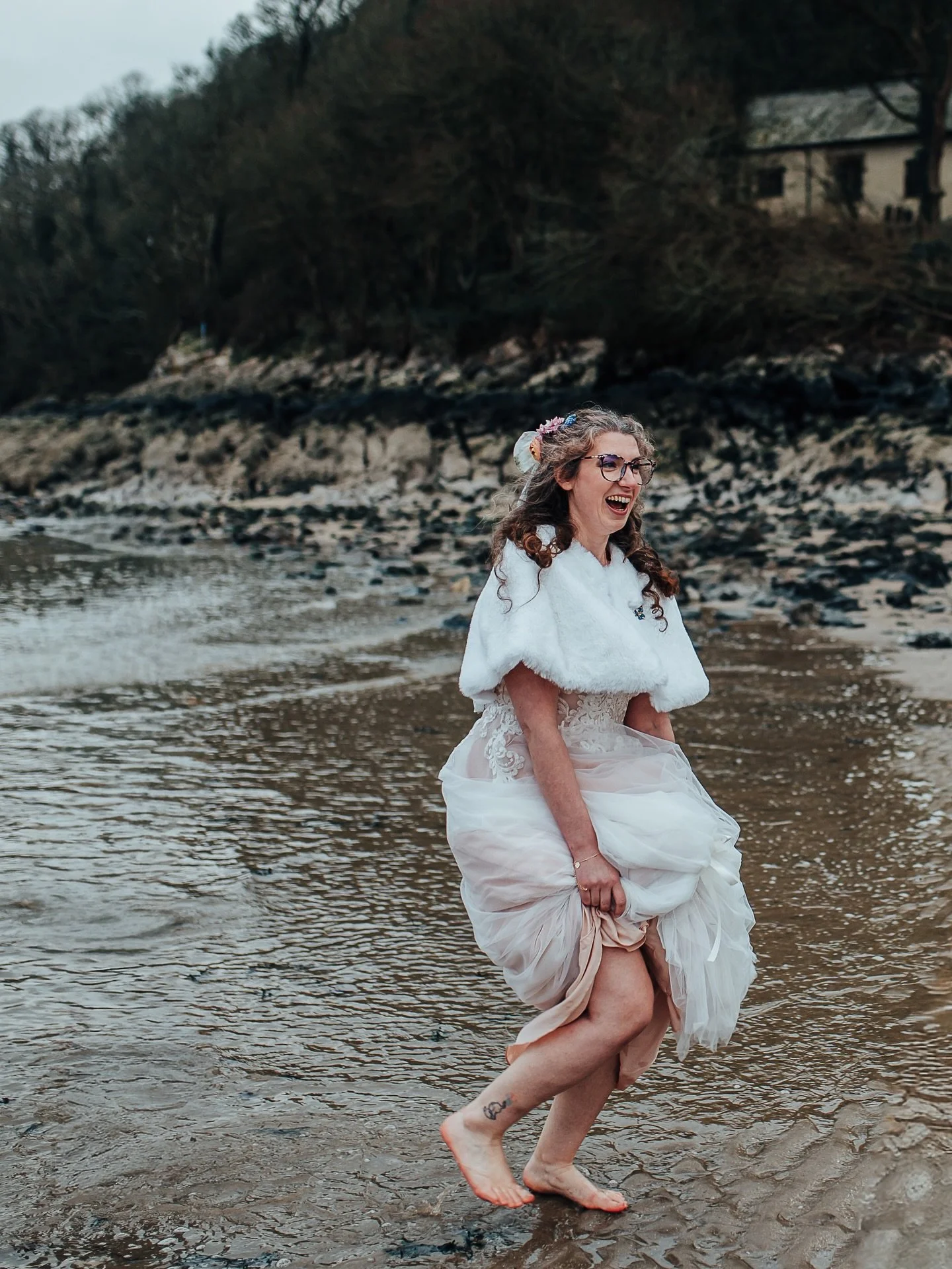 Get in the sea on your wedding day if you can. Even if it&rsquo;s just so I can have fun taking photos 😅

Photographer: @ourbeautiful_adventure
Venue: @oxwichbayhotel