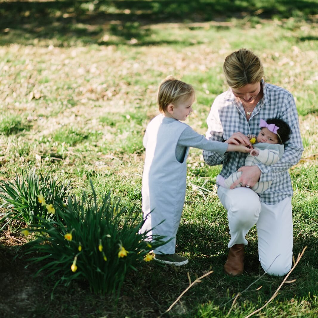 New blog post with tips for newborn photos is on my website now. Figured it was about time since I&rsquo;ve been lucky to photograph so many adorable newborns lately 💛 

photo by Trent of @frmgirl and her crew a few years ago