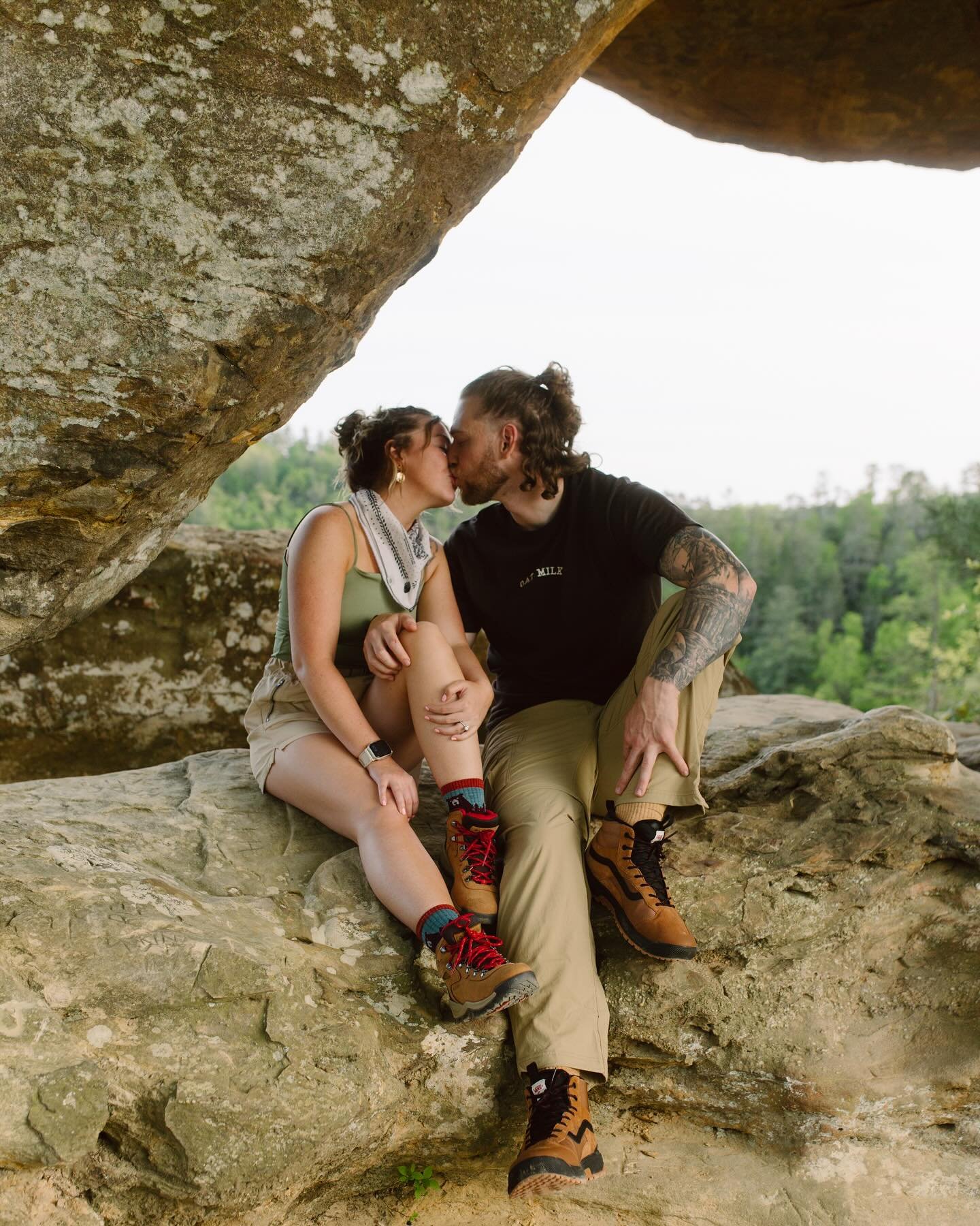 Congrats to Sam &amp; Nate, who got engaged last night out in Red River Gorge!! They told me they were camera shy, but they must&rsquo;ve been lying cause they&rsquo;re cute cute. 

#skybridgeredrivergorge #redrivergorge #redrivergorgewedding