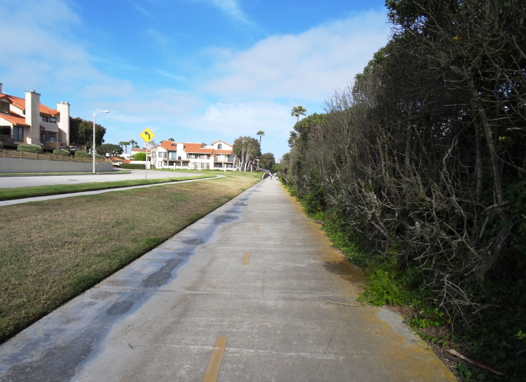 Soon after passing the hotel, the path swing east towards Harbor Boulevard
