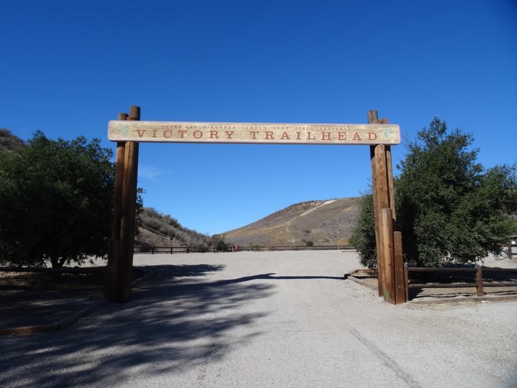 The Victory Trailhead at the eastern end of Victory Boulevard is the main entrance into the Preserve, with a large gravel parking lot (there is a fee).