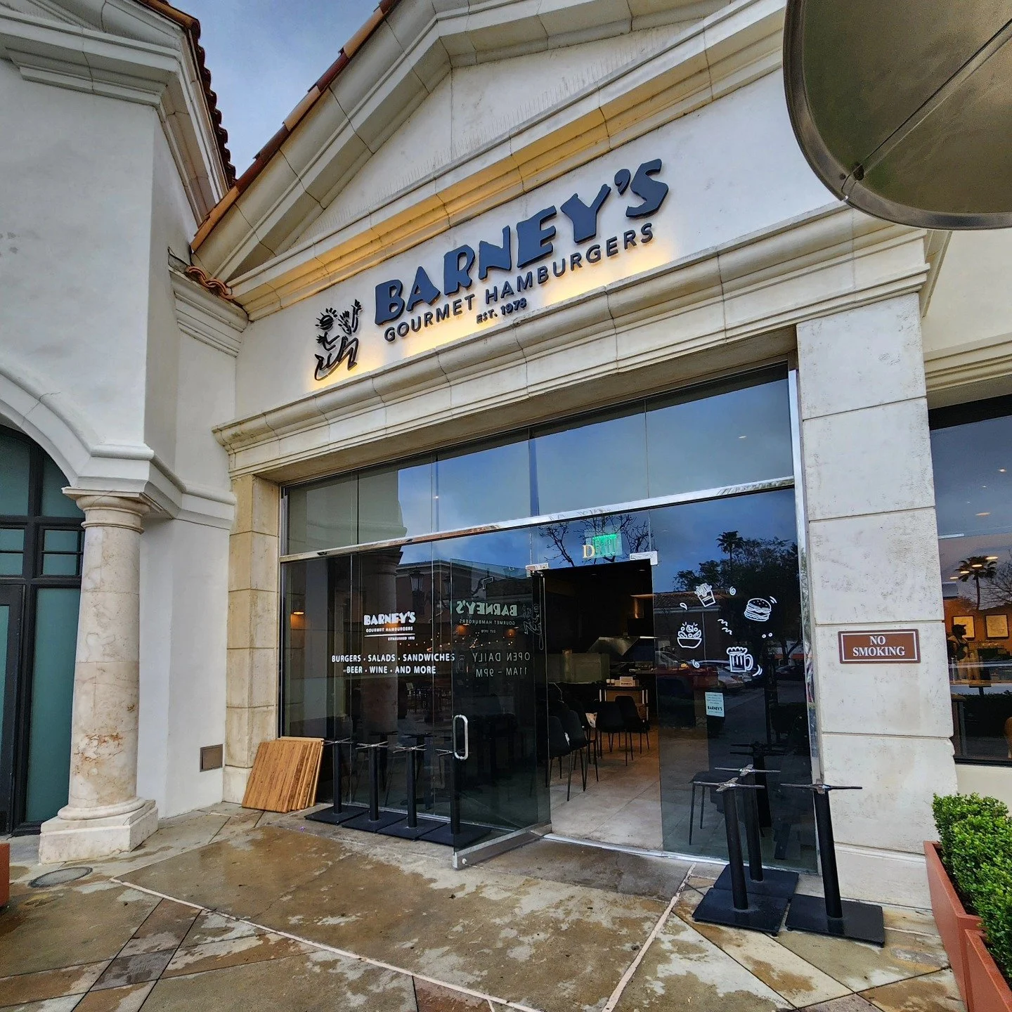 Barney's Gourmet Hamburgers at The Commons at Calabasas Has Closed Its ...