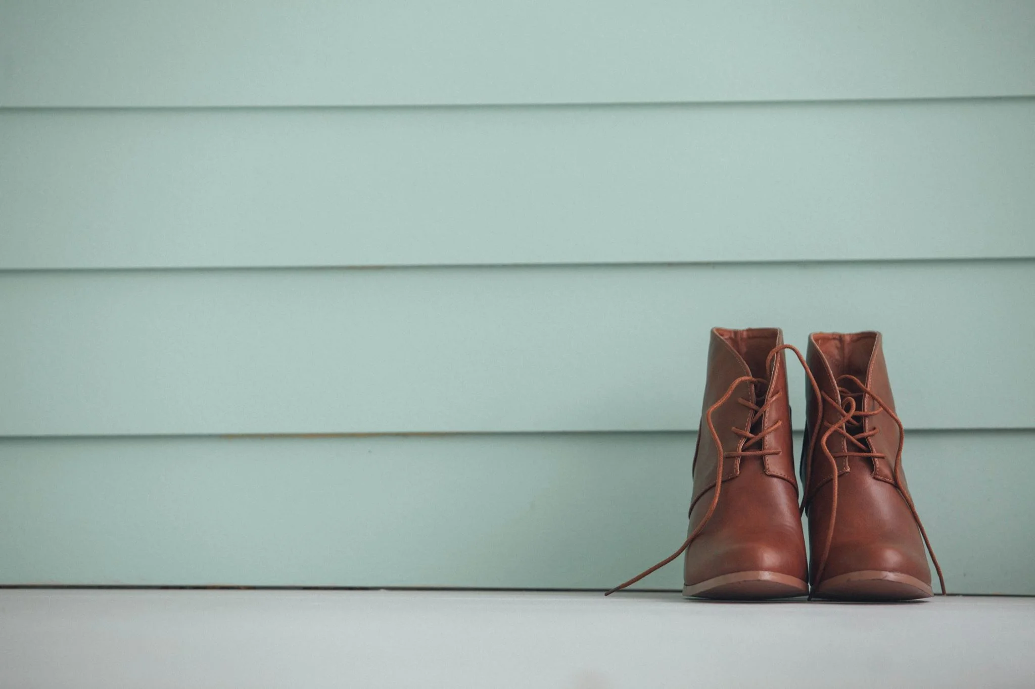 Lindy, a laid-back simple relaxed kind of bride, wore boots on her wedding day. Forget any glam, she went for something comfortable that fit everything she embodies. 