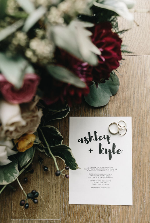moody-dramatic-wedding-inspo-savannah-georgia-wedding-inspiration-savannah-georiga-wedding-dakr-moody-wedding-colors-dark-wedding-florals-savannah-florist-savannah-wedding-planner