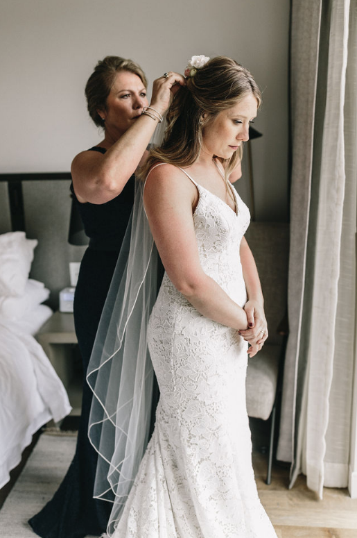 moody-dramatic-wedding-inspo-savannah-georgia-wedding-inspiration-savannah-georiga-wedding-dakr-moody-wedding-colors-dark-wedding-florals-savannah-florist-savannah-wedding-planner