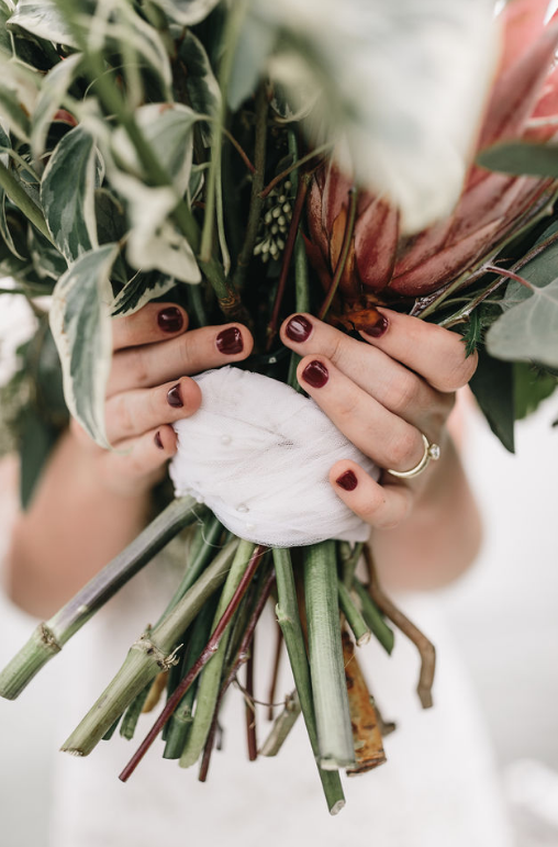 moody-dramatic-wedding-inspo-savannah-georgia-wedding-inspiration-savannah-georiga-wedding-dakr-moody-wedding-colors-dark-wedding-florals-savannah-florist-savannah-wedding-planner