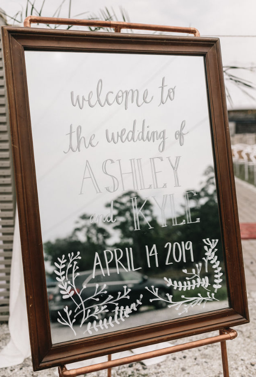 moody-dramatic-wedding-inspo-savannah-georgia-wedding-inspiration-savannah-georiga-wedding-dakr-moody-wedding-colors-dark-wedding-florals-savannah-florist-savannah-wedding-planner