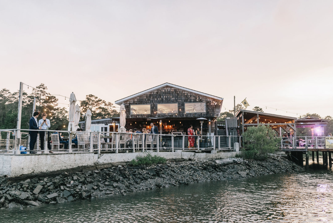 moody-dramatic-wedding-inspo-savannah-georgia-wedding-inspiration-savannah-georiga-wedding-dakr-moody-wedding-colors-dark-wedding-florals-savannah-florist-savannah-wedding-planner