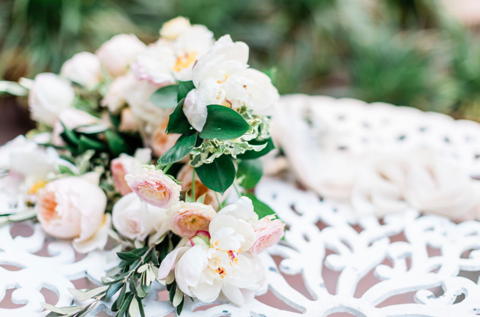 savannah-georgia-wedding-florsit-white-green-pale-color-scheme-savannah-wedding-inspiration-classic-wedding-inspriation-light-color-wedding-inspo-greenery-for-wedding-classic-southern-wedding-savannah-wedding-planner-savannah-wedding-florist-savannah-bridal-shop