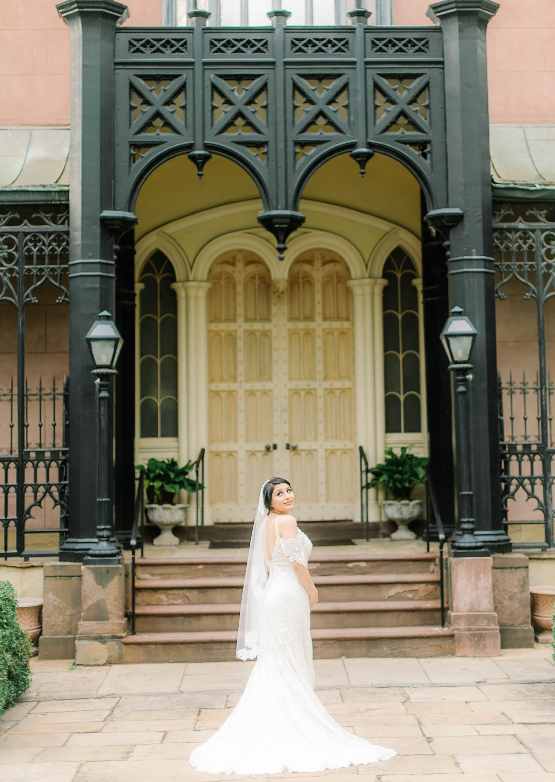  downtown-savannah-georgia-wedding-styled-shoot-classic-wedding-photos-savannah-ga-southern-wedding-photographs-classic-wedding-inspiration-wedding-photos-classic-wedding-photos-cassic-bridal-photos-beautiful-wedding-inspiration-southern-belle-weddin