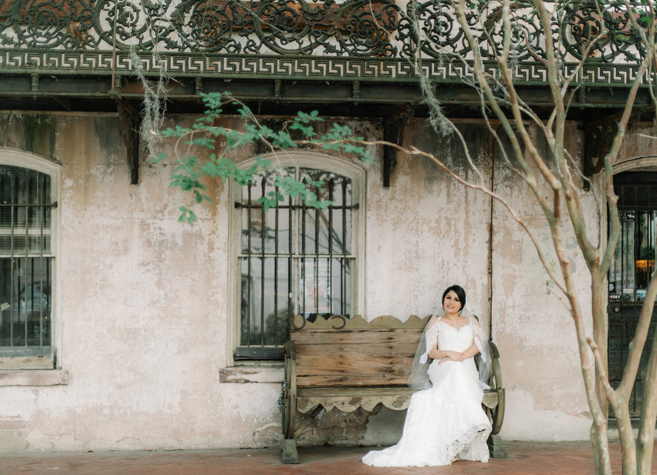  downtown-savannah-georgia-wedding-styled-shoot-classic-wedding-photos-savannah-ga-southern-wedding-photographs-classic-wedding-inspiration-wedding-photos-classic-wedding-photos-cassic-bridal-photos-beautiful-wedding-inspiration-southern-belle-weddin