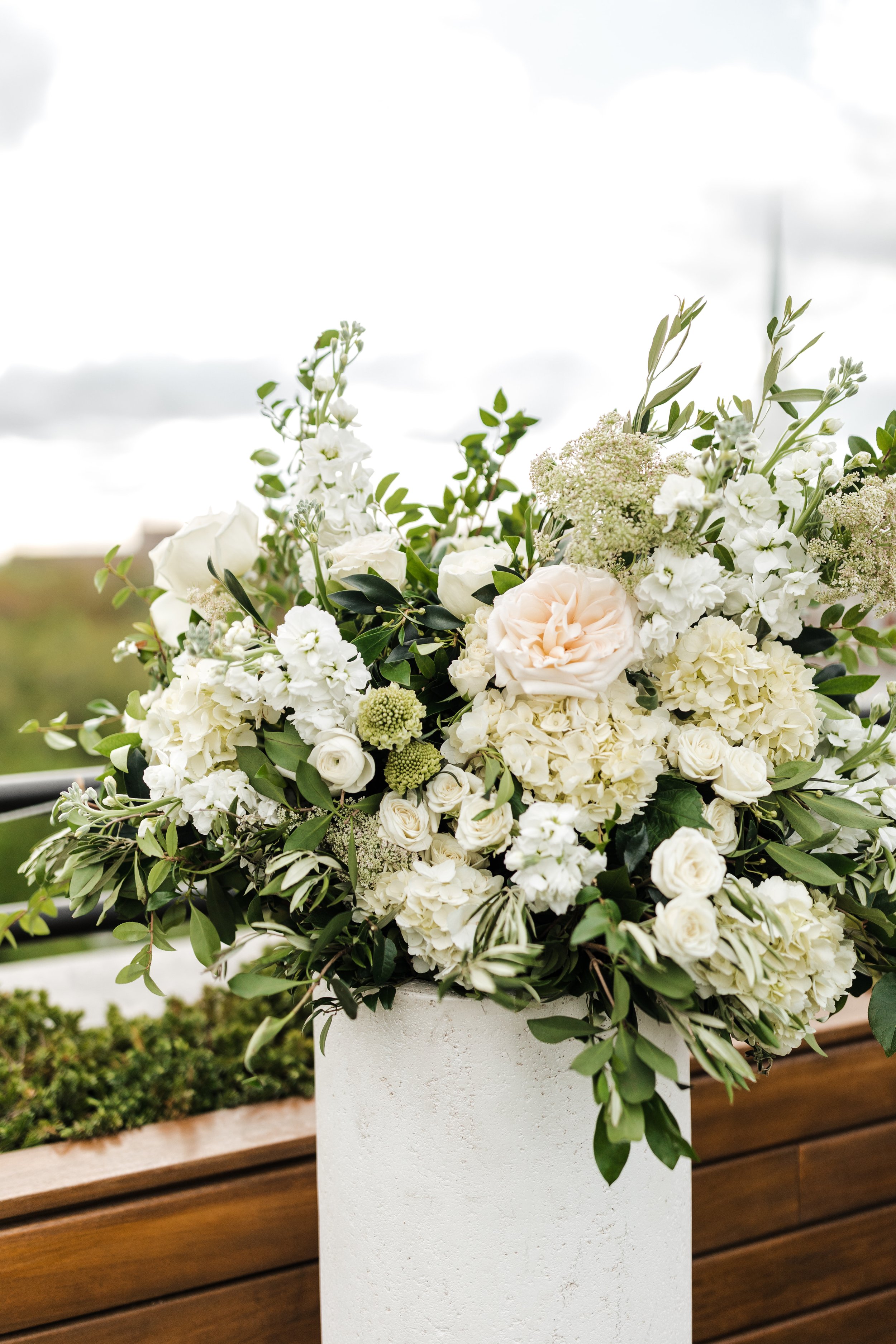 ivory-and-beau-blog-wedding-blog-wedding-florals-wedding-flowers-savannah-wedding-southern-perry-lane-hotel-wedding-rooftop-wedding-savannah-florist-wedding-florist-savannah-georgia-gmp453-767.jpg