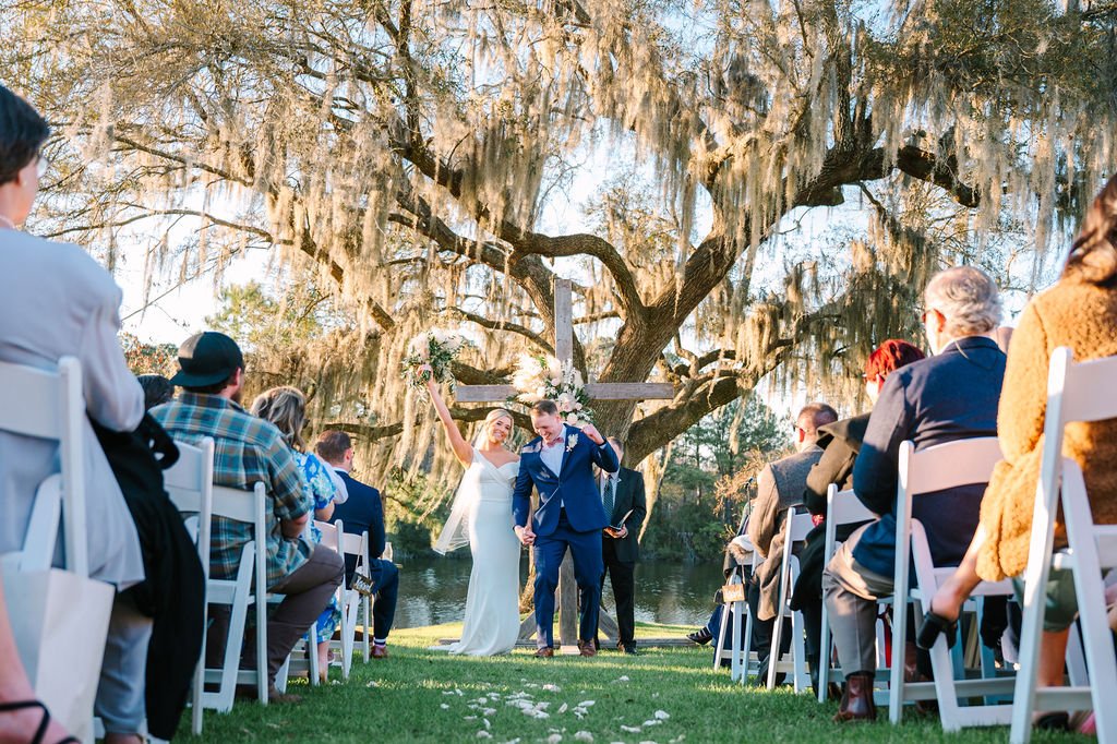 delaney-and-joshuas-real-savannah-wedding-at-red-gate-farms-planned-by-savannah-wedding-planner-ivory-and-beau-with-wedding-florals-from-savannah-wedding-florist-ivory-and-beau-shot-by-5d-photography-savannah-wedding-savannah-bride-15.jpg