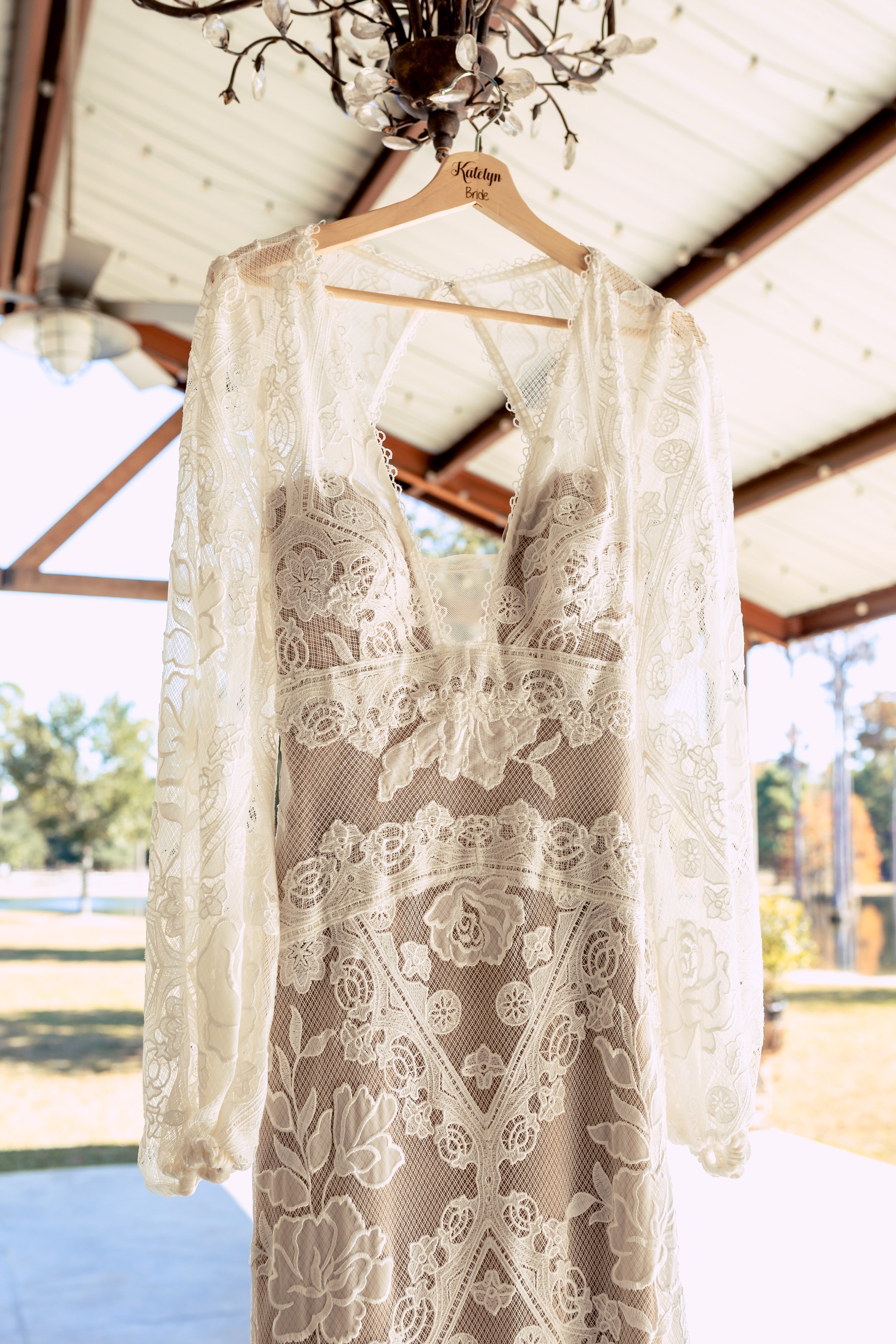 savannah-wedding-moss-oak-farm-willowby-boho-rustic-savannah-bride-wedding-dress-lace-wedding-dress.jpg