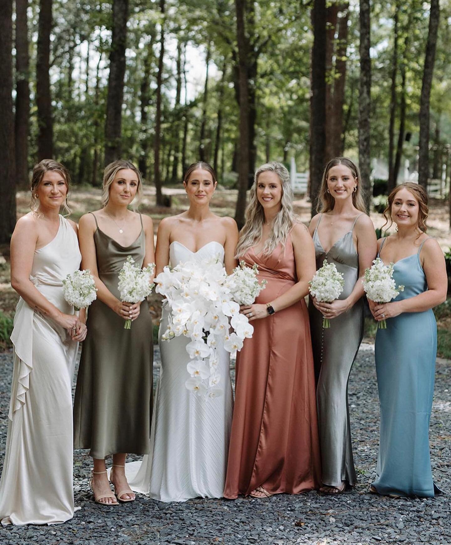 All white flowers but make it a statement 🤍 so in love with the sneaks from @oneforthebrookes wedding day is an understatement 
⠀⠀⠀⠀⠀⠀⠀⠀⠀
Let&rsquo;s chat flowers for your wedding 👉🏽 link in profile to connect 🫶🏽 and see more @savannahflorist
⠀⠀