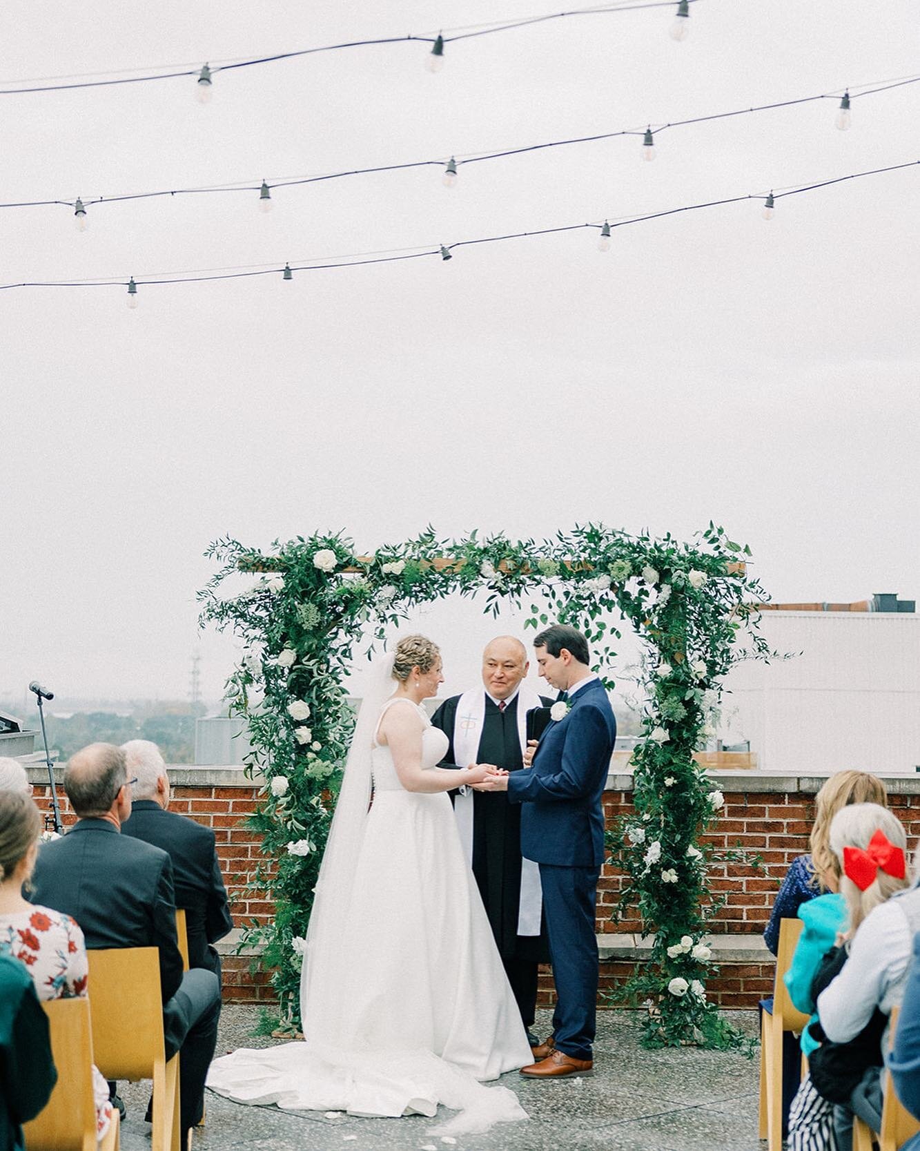 kinda obsessed with this wild and free boho-chic floral arch from #iandbcouple KYLIE + BRAD&rsquo;S rooftop savannah wedding. 🍊🌸

calling all couples planning a #2024 wedding! you can now save up to $500 off of full package pricing for wedding mana