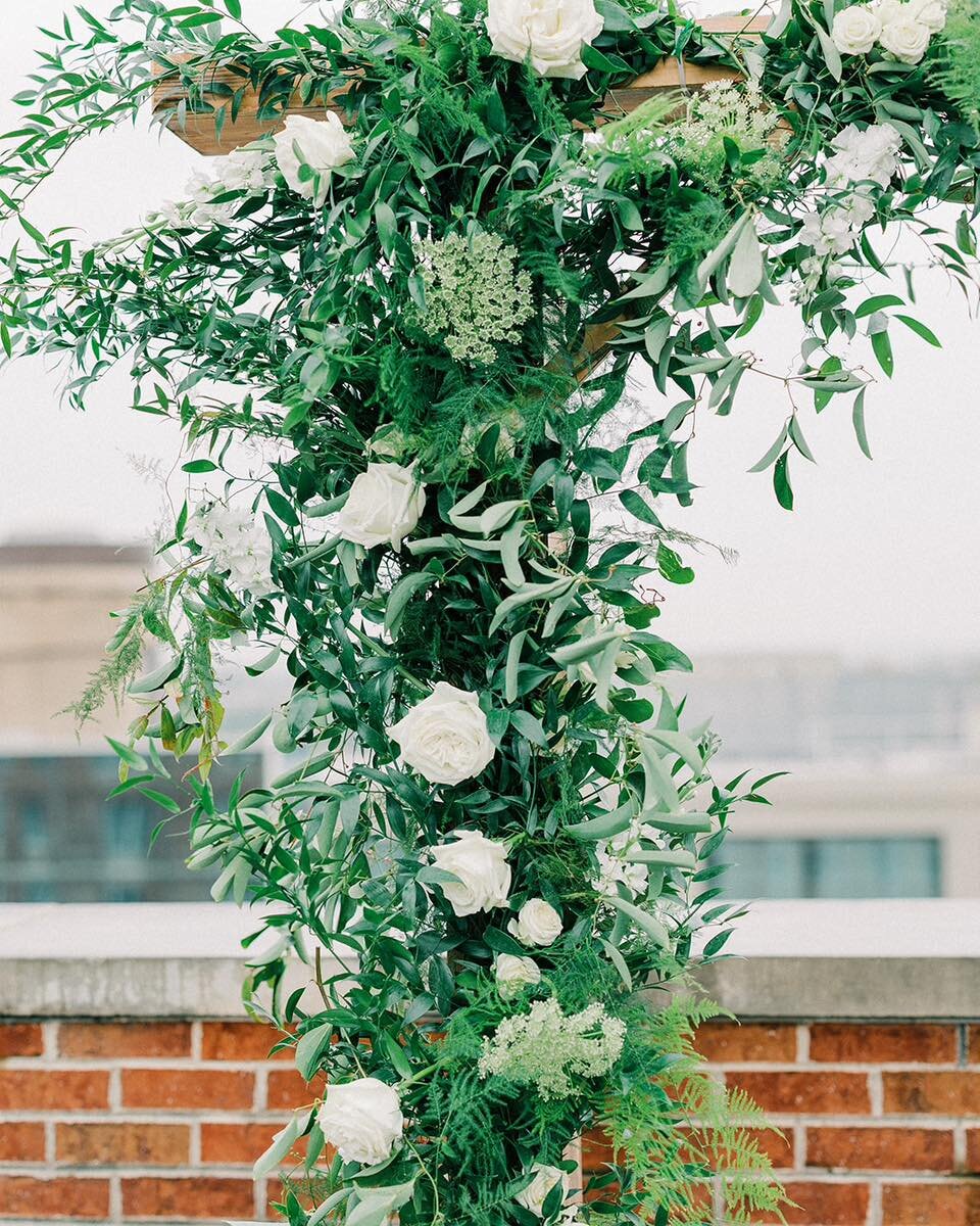 darling details from KYLIE + BRAD&rsquo;S Savannah wedding 🍊🤍✨

you can now save up to $500 off of full package pricing for wedding management or full planning. 

**this offer is valid for wedding dates between 1/16-8/31!

inquire via the link in b