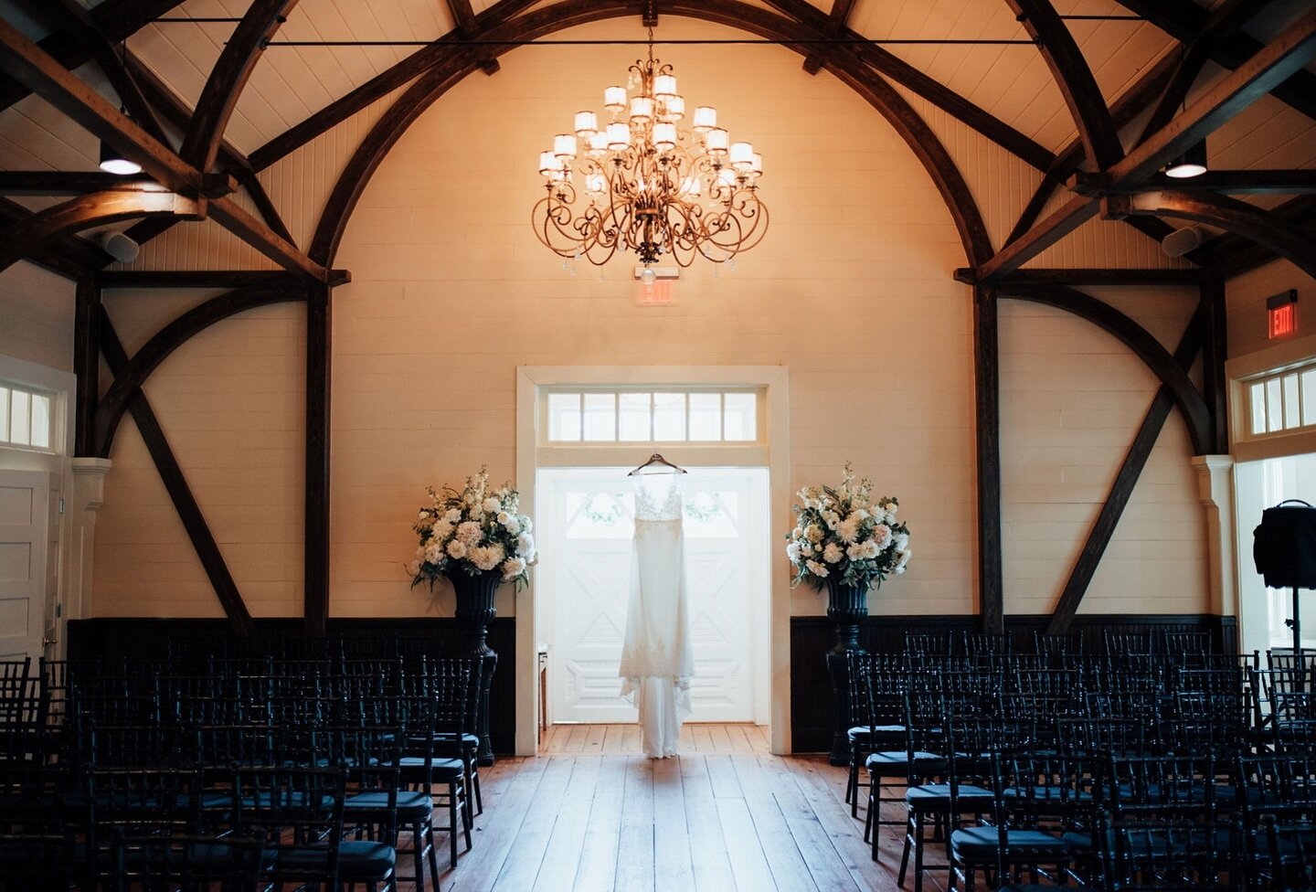 soft sunlight, sophisticated florals, and a stunning wedding dress&hellip; just can&rsquo;t beat these details from #iandbcouple MADISON + JOHN&rsquo;S tybee island wedding

VENDOR CREDS ⬇️
photography: @maddiemsullivan 
planners: @halle.walker + @cl