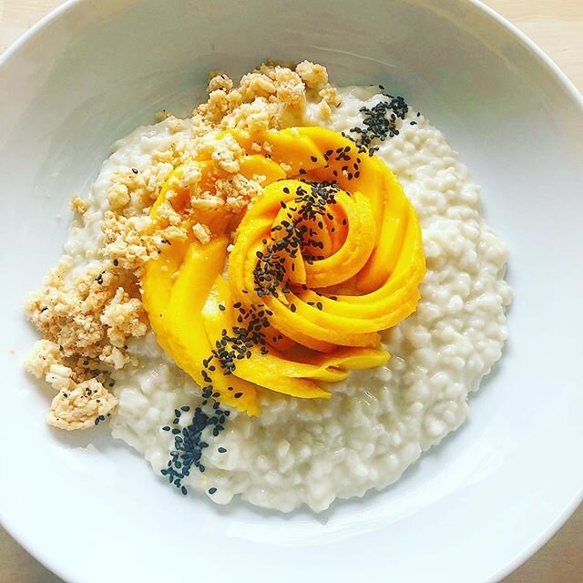 This was a fun one! Mango sticky rice, reinterpreted🥭🍚 Turned my leftover @bulletproof low-carb sushi rice into a coconut rice pudding, naturally sweet &amp; creamy from the coconut milk. Topped it with a mango rose, black sesame seeds &amp; crumbl