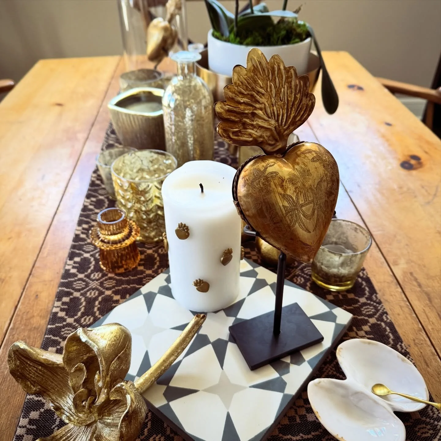 My Valentine&rsquo;s tablescape💘 + my new obsession: candle pins!😍 #valentinesday #valentinesdecor #tablescape #chef #mostlyhealthychef
