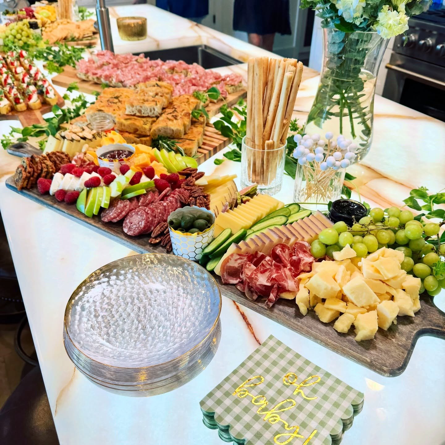I loved building this spread for Saturday&rsquo;s baby shower in St. Pete! Especially finding little ways to tie in the colors and theme🌱👶🍼⛳️

The first course&hellip;
🌱Cheese &amp; charcuterie boards with all the things 
👶Rosemary focaccia 
⛳️C