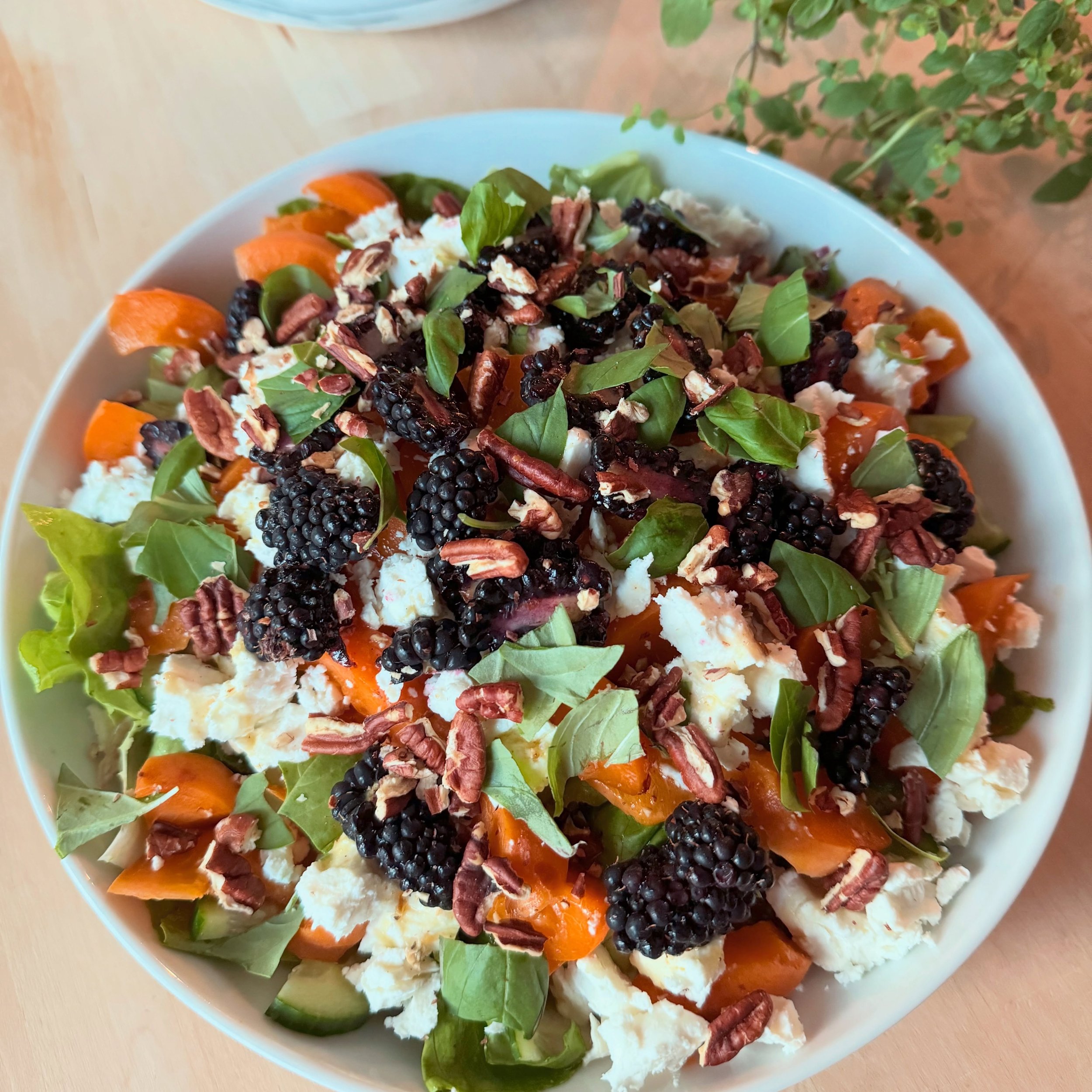 Another favorite stone fruit salad😍 Arugula, basil, Persian cucumbers, apricots, blackberries, goat cheese, toasted pecans and an orange-cumin vinaigrette which is SO delicious! Recipe below:

Orange cumin vinaigrette 
10 oz orange marmalade with pe