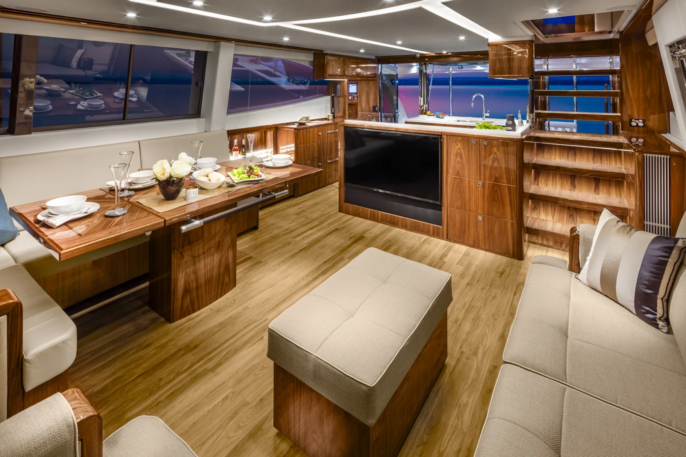 SPORTS MOTOR YACHT FOR RIVIERA