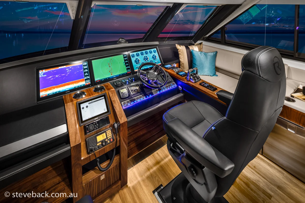 maritime photography Riviera sports motor yacht 02.jpg