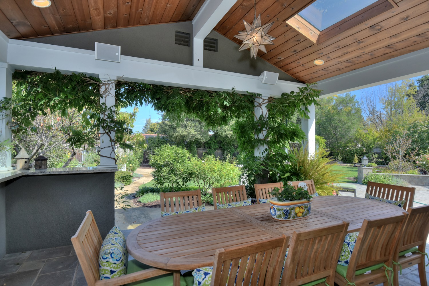 Outdoor patio Boston Acoustics Voyager speakers