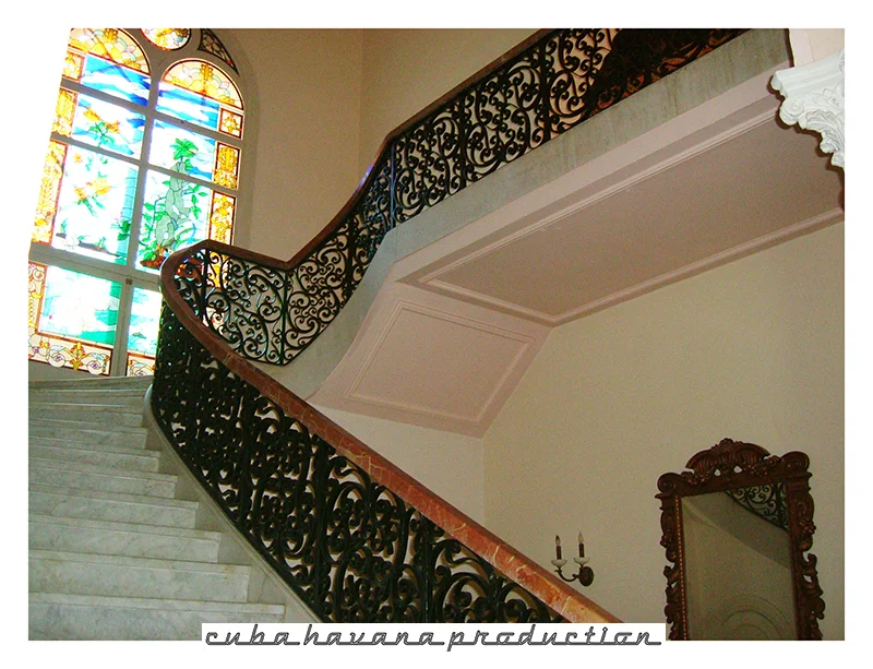 CASA del PAPA113 SCALINATA STUPENDA E VETRATA.jpg