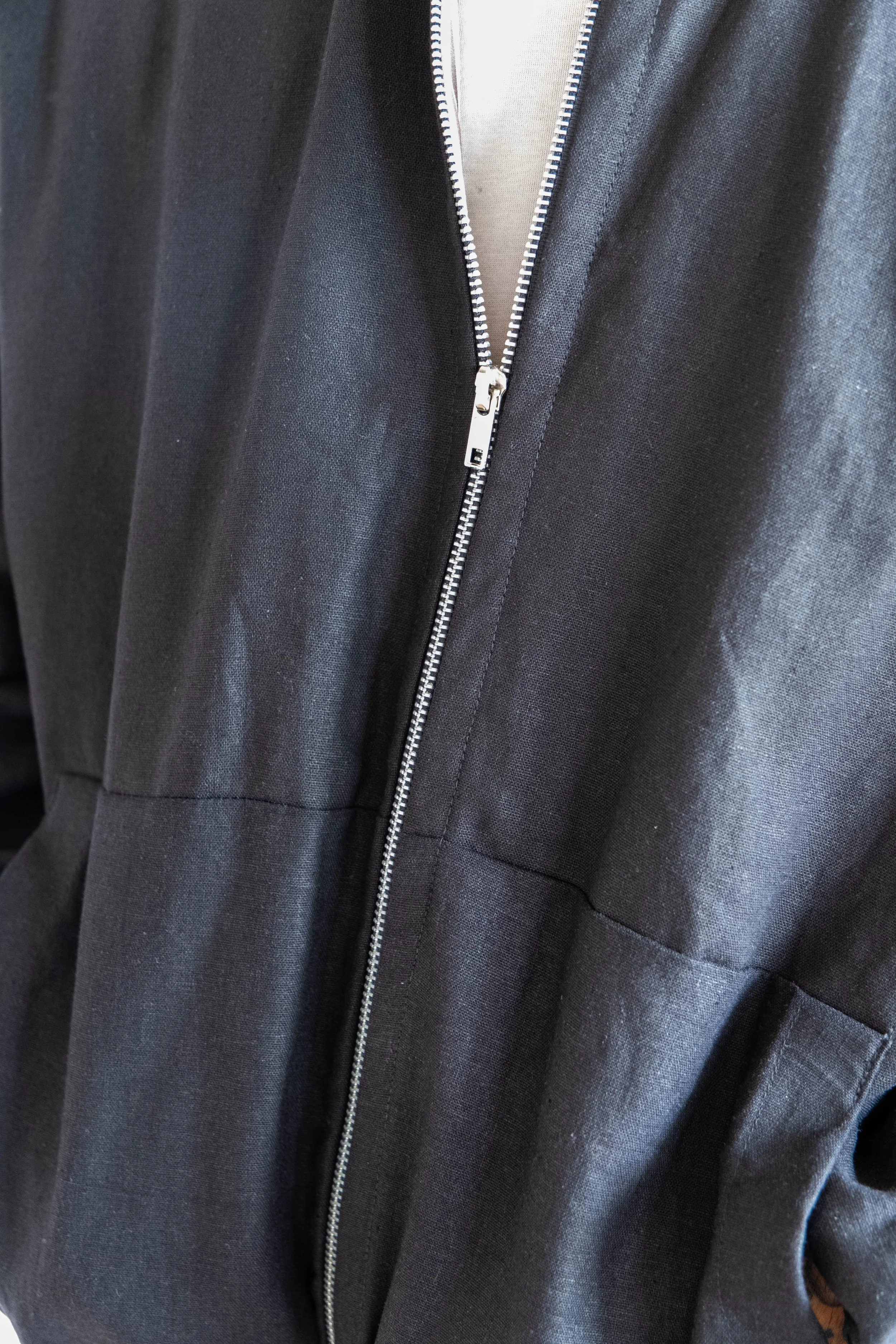 LUKA black zipper closeup Rumi_Winter26-34.jpg