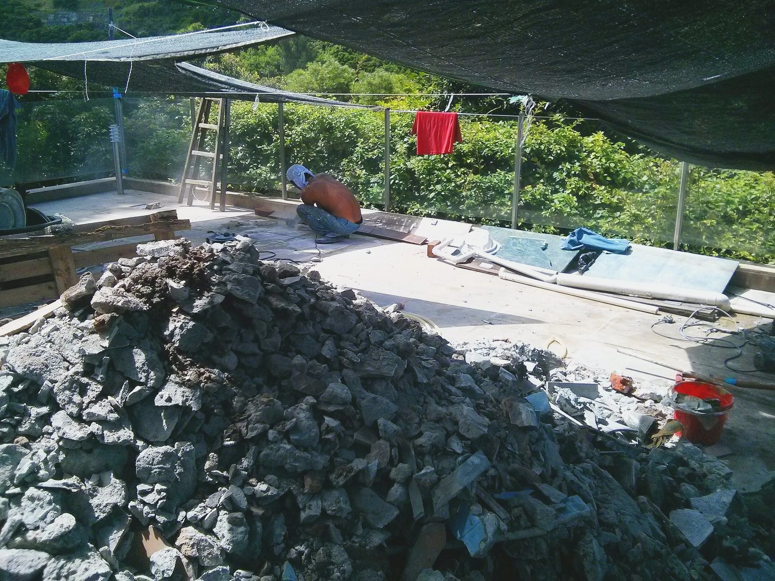 傳統防水公司需要透過大量打鑿翻起整個天面